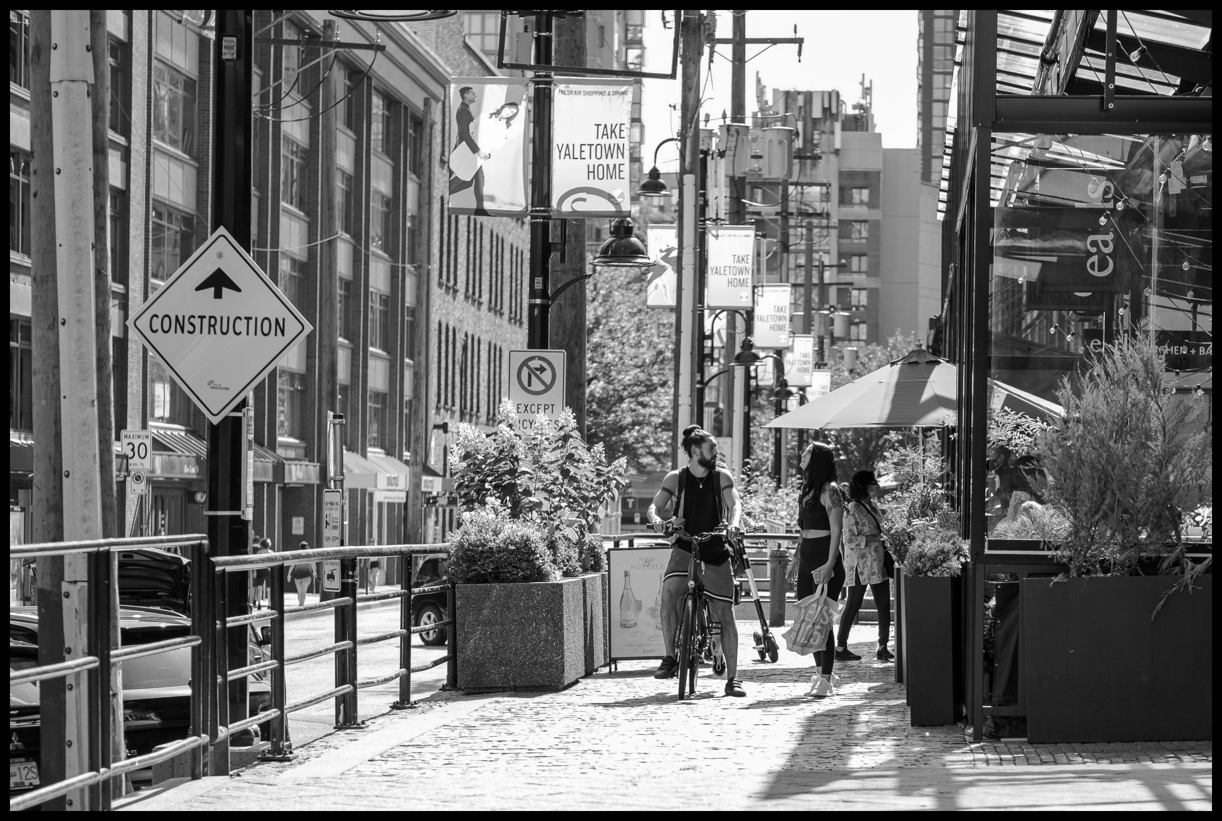 Signs of Mainland St. - f2.0 1/950 sec